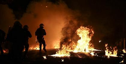 Επίθεση με μολότοφ στους αστυνομικούς έξω από τα γραφεία του ΠΑΣΟΚ