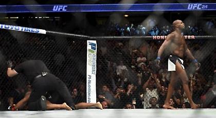 UFC: Ο Τζόουνς διέλυσε τον Κόρμιερ! (video)