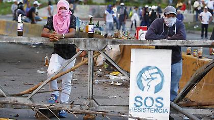 Xάος και 10 νεκροί στη Βενεζουέλα - Με κυρώσεις απειλούν οι ΗΠΑ