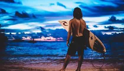 Ο Νίκος Πλυτάς είναι ο άνθρωπος που δαμάζει τα κύματα