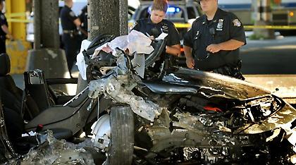 Τέσσερις άνθρωποι βγήκαν ζωντανοί από αυτό το στραπατσαρισμένο αυτοκίνητο (pic)