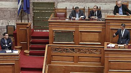 Μετωπική σύγκρουση Τσίπρα-Μητσοτάκη στη Βουλή