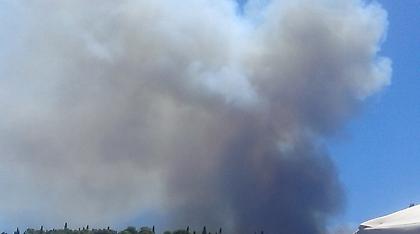 Καίει ακόμα η φωτιά το δάσος στις Σπέτσες