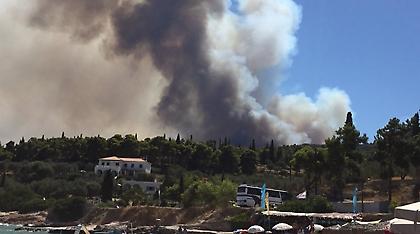 Οριοθετήθηκε η φωτιά στις Σπέτσες, σε ύφεση η πυρκαγιά στην Ανάβυσσο