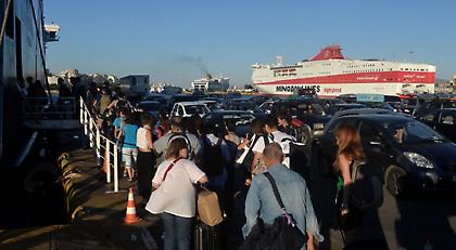 Αδειάζει η Αθήνα, βουλιάζει ο Πειραιάς