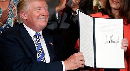 Σε τεντωμένο σχοινί οι σχέσεις ΗΠΑ-Ρωσίας: Υπέγραψε τις κυρώσεις κατά της Μόσχας ο Τραμπ