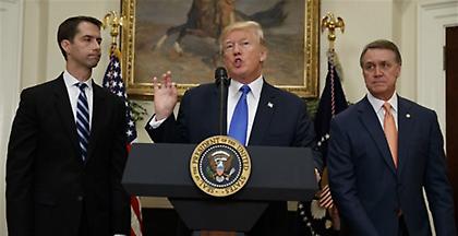 Νομοσχέδιο που θα κόψει τη νόμιμη μετανάστευση στο μισό στηρίζει ο Τραμπ