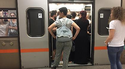 «Γολγοθάς» στο μετρό: Χάος και συνωστισμός από τα αραιά δρομολόγια