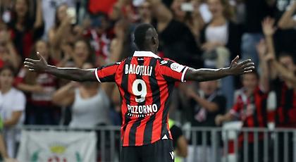 Αυτά τα κάνει μόνο ο Μπαλοτέλι: Είδε το ματς με τον Άγιαξ σε… μπαρ με οπαδούς της Νις! (video)