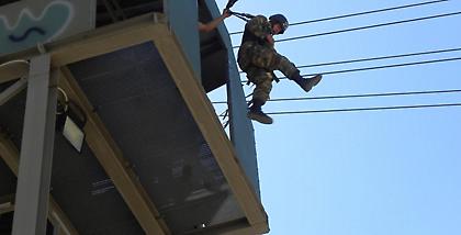 Στα άδυτα της εκπαίδευσης των αλεξιπτωτιστών