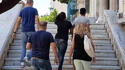 Ελεύθεροι οι γονείς του βρέφους που κατάπιε ναρκωτικά: Ποια εκδοχή «έπεισε» τους δικαστές