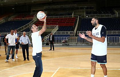 Ο Κυριάκος Μητσοτάκης στην προπόνηση της Εθνικής-Έκανε σουτ με τον… Μπουρούση (pics)