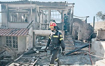Τέσσερις πυροσβέστες τραυματίστηκαν από τη φωτιά στο Λαγονήσι