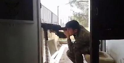 Κούρδος μαχητής του YPG γλιτώνει για εκατοστά από σφαίρα sniper του ISIS