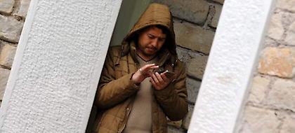 Αποσύρει η Κυβέρνηση μετά το σάλο τη διάταξη που απαγόρευε κινητά σε μετανάστες