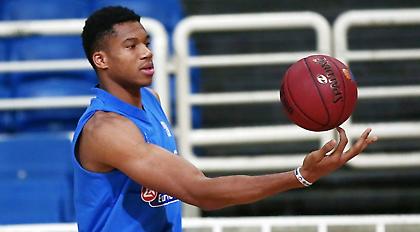 Χάνει… για λίγο Γιάννη Αντετοκούνμπο η Εθνική