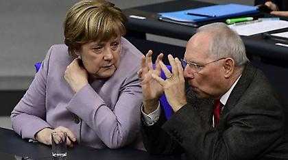 Spiegel: Το ναδίρ της σχέσης Μέρκελ-Σόιμπλε ήταν όταν απέσυρε το σχέδιό του για την Ελλάδα