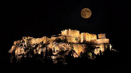 Αυγουστιάτικη πανσέληνος και μερική έκλειψη Σελήνης θα συμπέσουν τη Δευτέρα το βράδυ