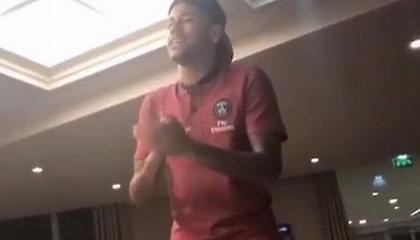 Στους χορούς και στα τραγούδια το έριξε με το καλημέρα ο Νεϊμάρ (video)