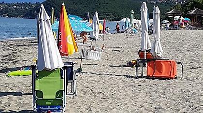 Ελλάς το Μεγαλείο σου! Βάζουν μέχρι και λουκέτα στις ξαπλώστρες, για να τις ξαναβρούν