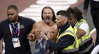 «Ντου» από γυμνό άνδρα πριν την τελευταία κούρσα του Μπολτ (video/pics)