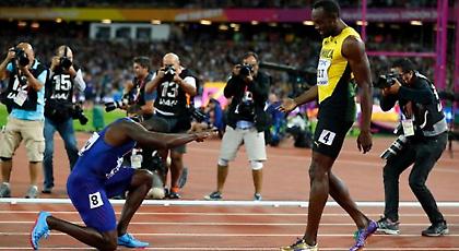 Υπόκλιση ΟΛΩΝ σε έναν… γήινο!