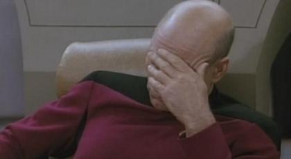 Μπερδεμένος οπαδός: Κρατάει εφημερίδα του Παναθηναϊκού και έχει πετσέτα ΑΕΚ (pic)