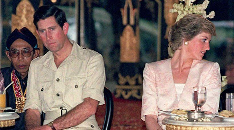 Όταν η Νταϊάνα έπιασε τον Κάρολο να κάνει τηλεφωνικό σεξ με την Καμίλα στην τουαλέτα