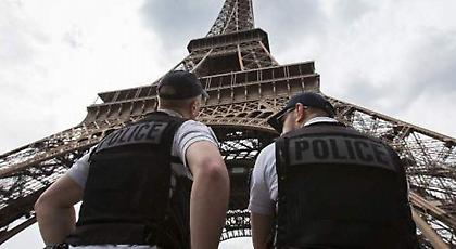 Γαλλία: Υποπτος για τρομοκρατία ο άντρας που προσπάθησε να εισέλθει οπλισμένος στον Πύργο του Αϊφελ