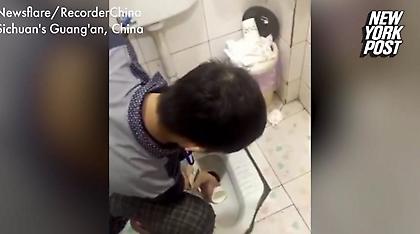 Αδιανόητο: Αφεντικό έβαλε τιμωρία σε υπαλλήλους να πιουν νερό από την τουαλέτα