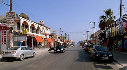 Ζάκυνθος: Τέσσερις νέες συλλήψεις για «αέριο του γέλιου» στο Λαγανά