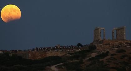 Μαγεία: Η αυγουστιάτικη πανσέληνος πάνω από το Σούνιο -Και μερική έκλειψη (pics)
