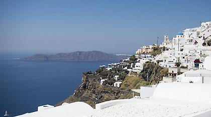 Να μην δίνονται πλέον άδειες για νέα ξενοδοχεία στην Σαντορίνη, ζητά ο δήμαρχος