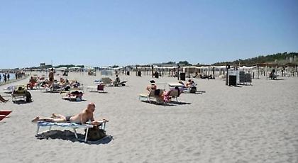 Ιταλία: Ναυαγοσώστης επέπληξε ομοφυλόφιλο ζευγάρι που αγκαλιάστηκε σε παραλία