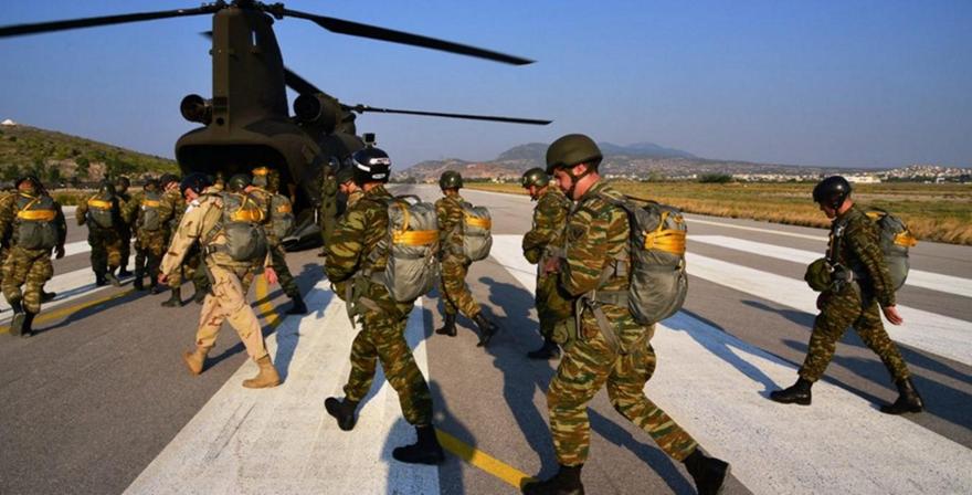 Πρώτο άλμα από σινούκ για σπουδαστές της σχολής Ευελπίδων και ΣΜΥ