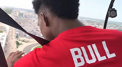 Ρεκόρ Γκίνες από τους Χάρλεμ: Καλάθι από ύψος 180μ. μέσα από ελικόπτερο (video)