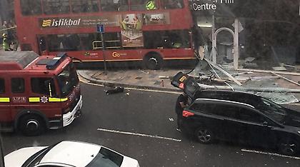 Απίστευτες εικόνες από το Λονδίνο: Λεωφορείο έπεσε πάνω σε κατάστημα!