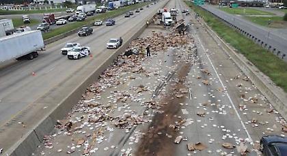 «Έβρεξε» χιλιάδες πίτσες σε αυτοκινητόδρομο στο Αρκάνσας -Επεσαν από φορτηγό