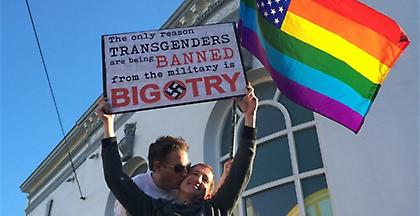 Διαφυλικοί ένστολοι προσπαθούν να μπλοκάρουν νομικά την απαγόρευση Τραμπ