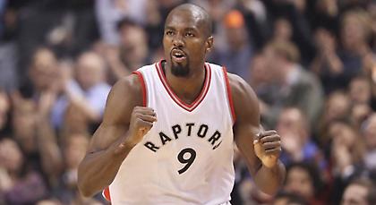 Ο Ιμπάκα στη Μύκονο, τρώγοντας μία… ψαρούκλα (video)