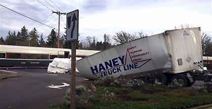 Τρένο διαλύει φορτηγό που είχε κολλήσει στις ράγες (Video)