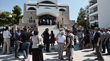 Συγγενείς και φίλοι αποχαιρέτησαν τον ηθοποιό Πέτρο Αλατζά