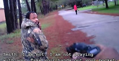 Συγκλονιστικό βίντεο: Αστυνομικός δέχεται εν ψυχρώ πυροβολισμούς από ληστή