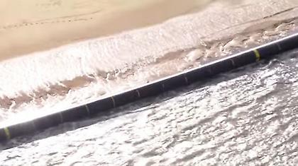 Τεράστιος σωλήνας, μήκους 480μ, ξεβράστηκε σε παραλία