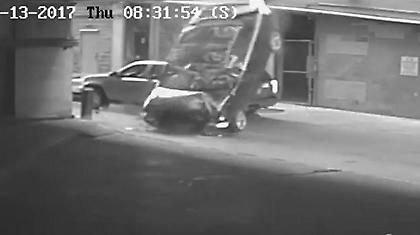 Όχημα έπεσε από τον 7ο όροφο πάρκινγκ πάνω σε διερχόμενο ΙΧ