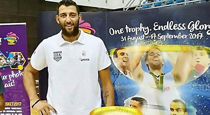 Φωτογραφήθηκε με το τρόπαιο του Ευρωμπάσκετ ο Μπουρούσης