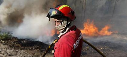 Ισχυρές πυρκαγιές εξακολουθούν να μαίνονται στην κεντρική Πορτογαλία και την Κορσική