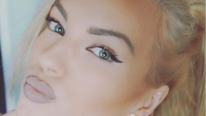 Η Τζούλια Νόβα ποζάρει με ροζ μπικίνι στην πισίνα και «βάζει φωτιά»!