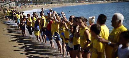 Aπίστευτες εικόνες στη Βαρκελώνη: Κάτοικοι εμποδίζουν τουρίστες να μπουν στη θάλασσα! (pics)