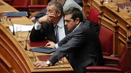 Ο Καμμένος και οι άβολες στιγμές μιας αμήχανης «συγκατοίκησης»